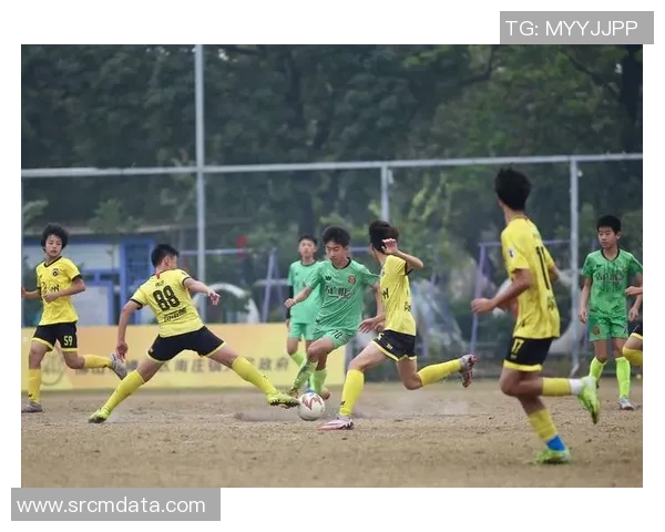 足球巨星齐聚一堂展开精彩挑战赛展现球技与团队合作精神